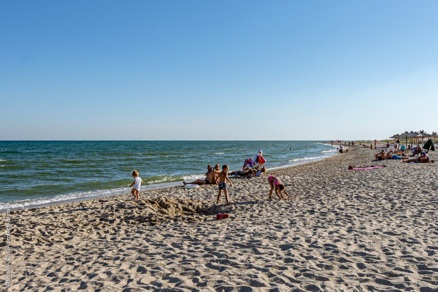 Дети на пляже в Бердянске