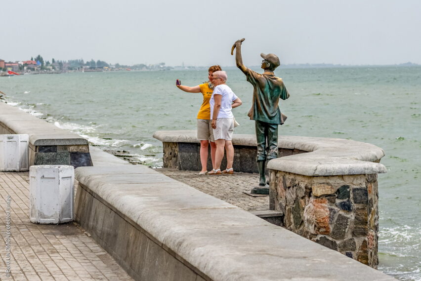 Памятник «Мальчику-рыбаку» в Бердянске